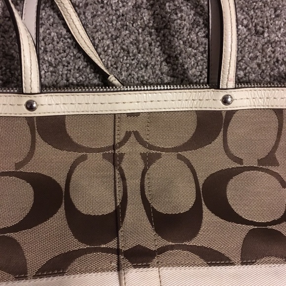 Coach (Authentic) - Picture 2 of 4
